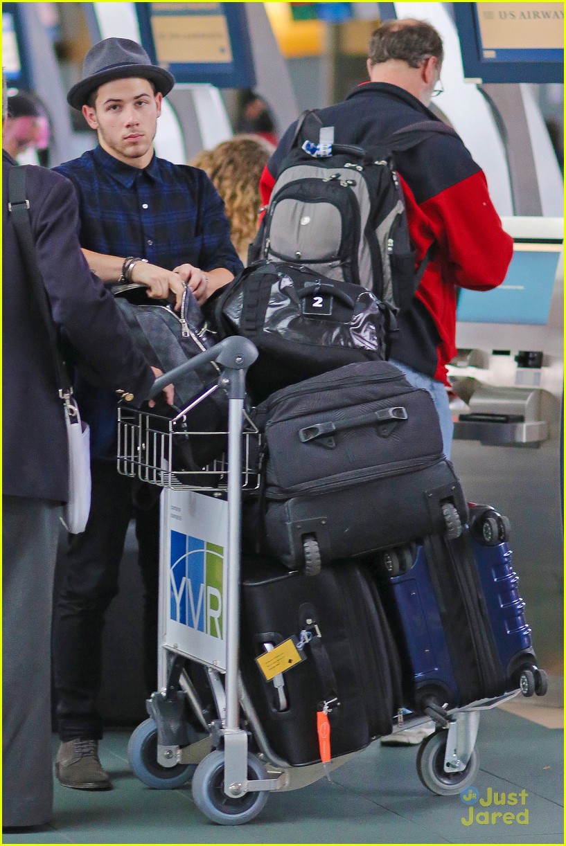 nick jonas airport after we day 05