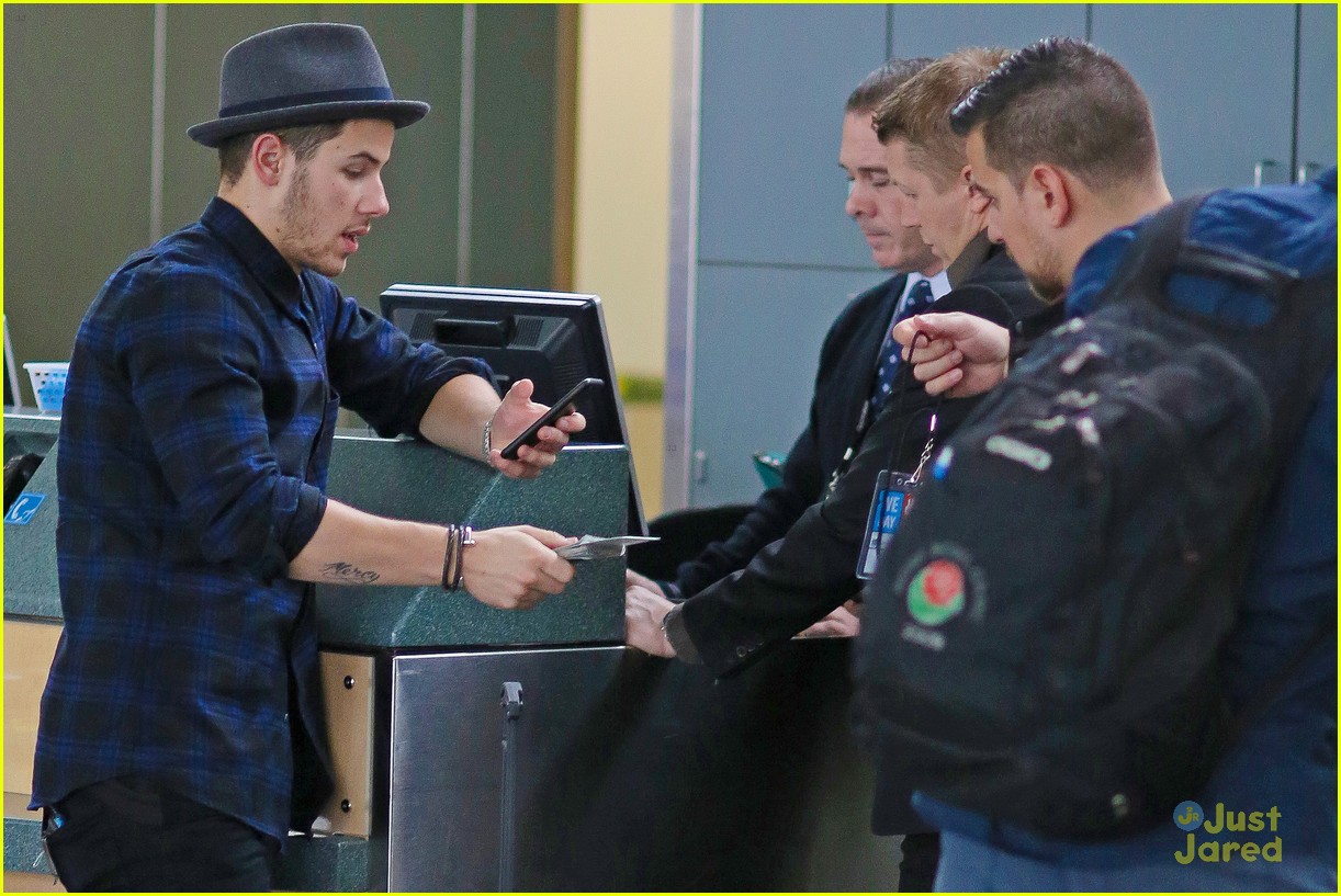 nick jonas airport after we day 07