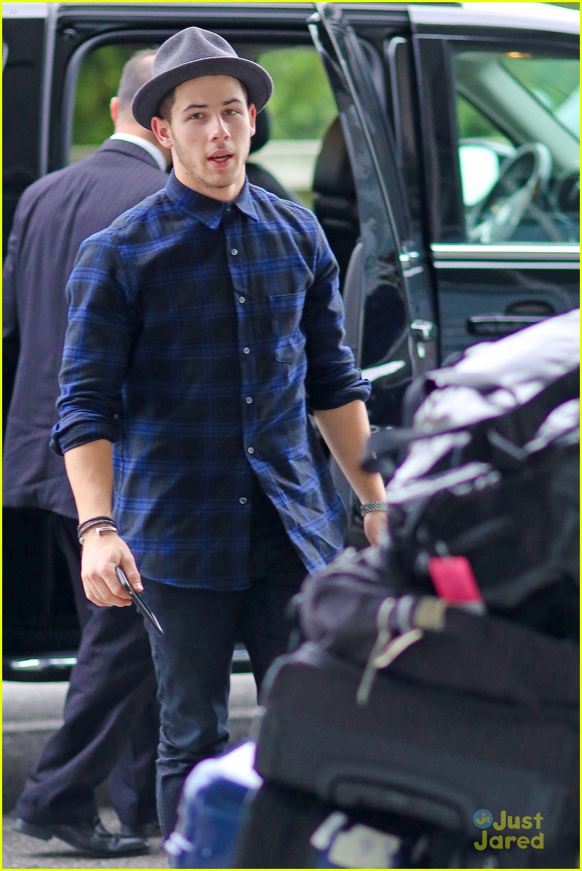 nick jonas airport after we day 08