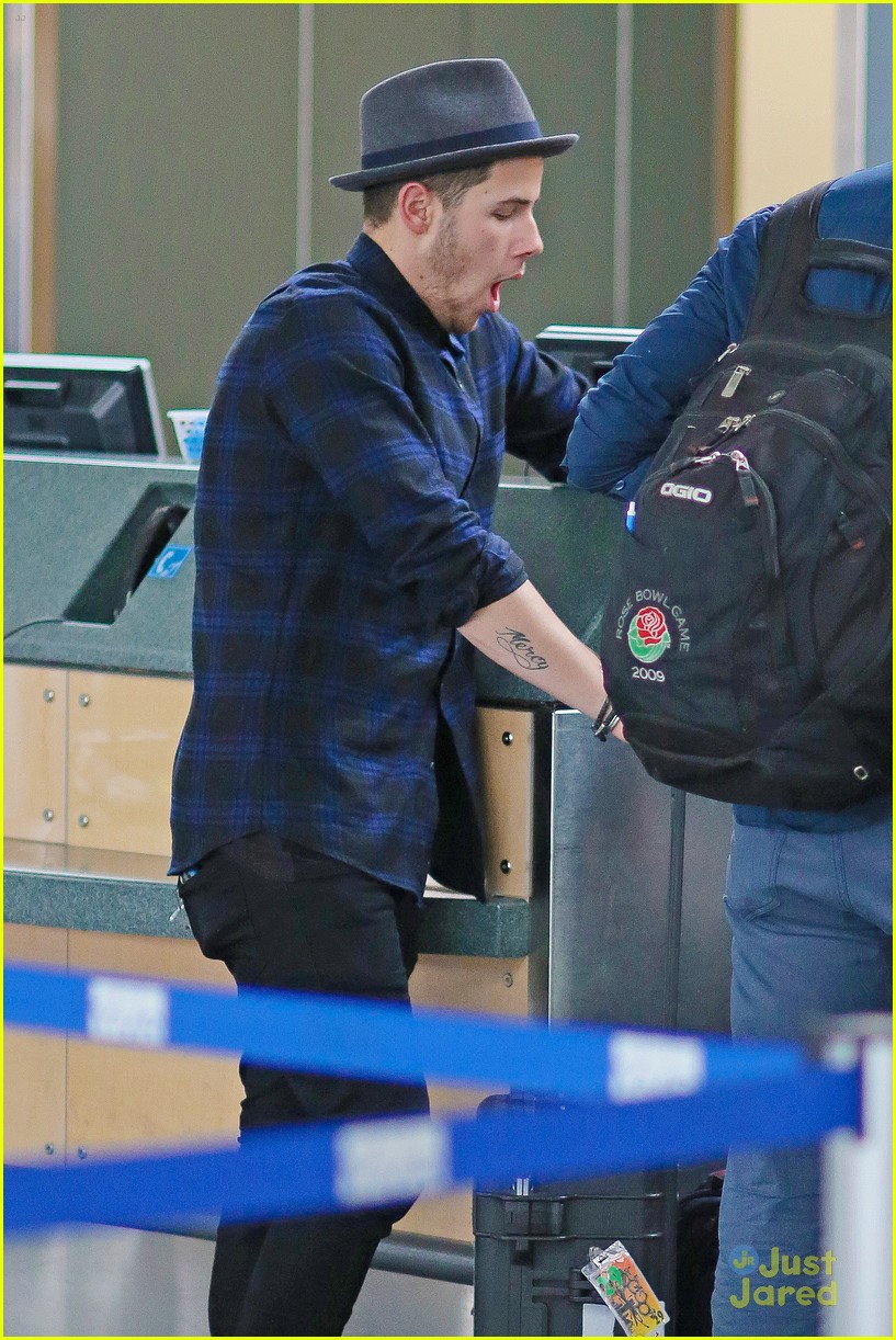 nick jonas airport after we day 09