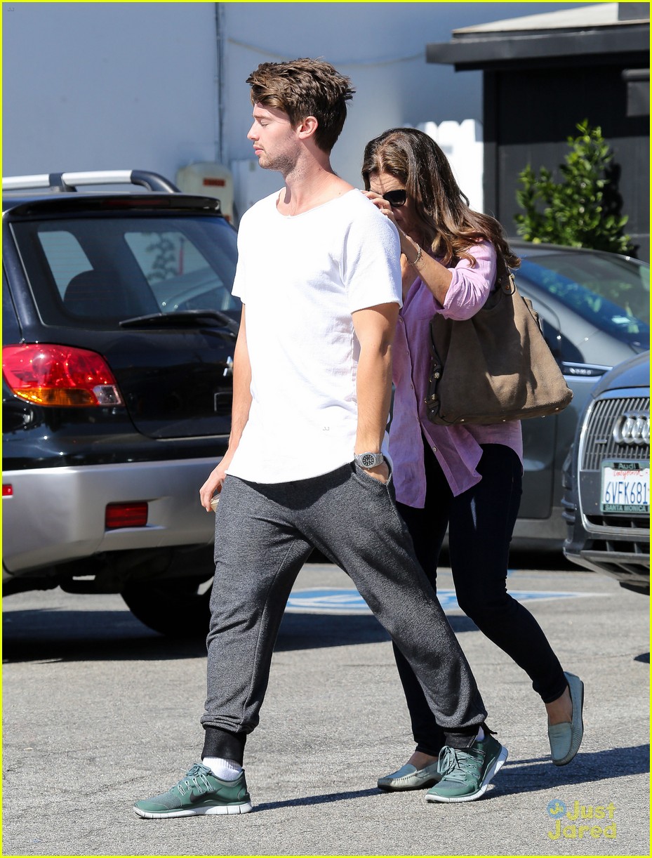 patrick schwarzenegger spends the morning with his mom 04