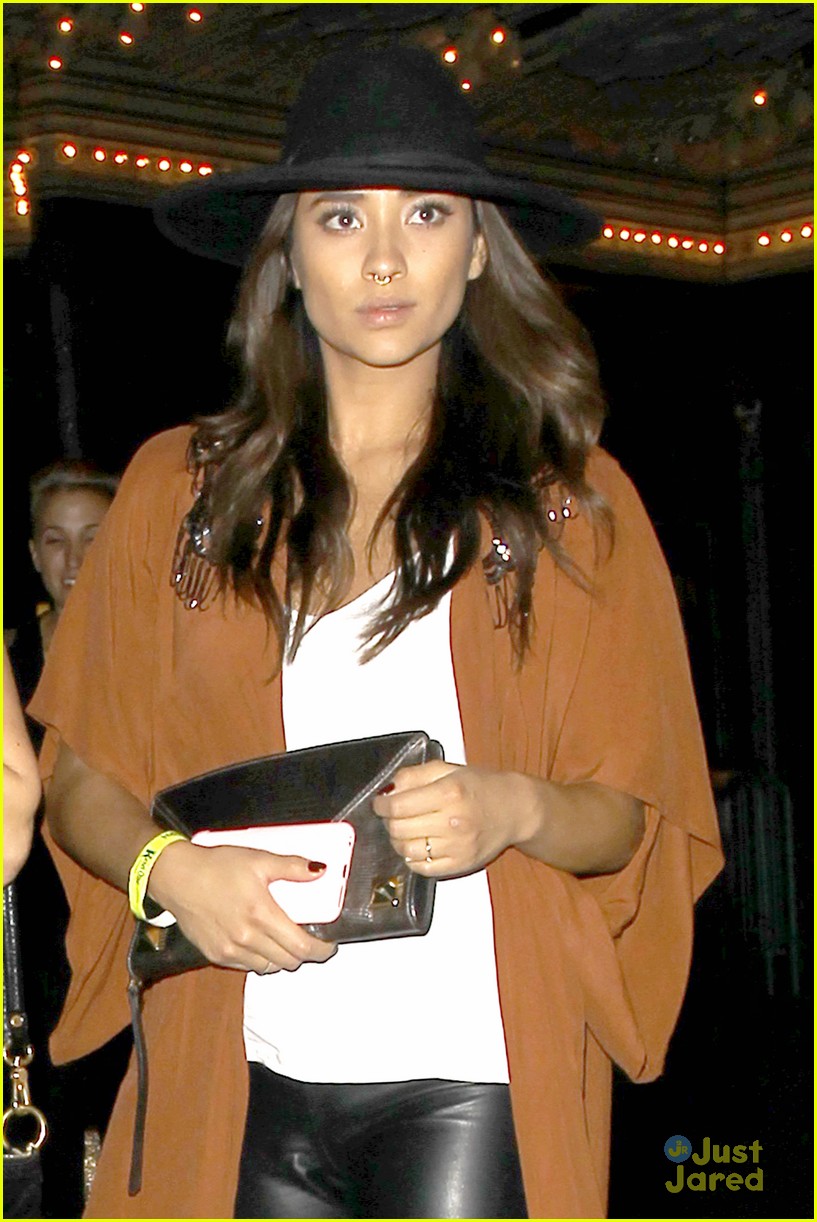 shay mitchell nose ring banks concert 03