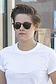 kristen stewart doesnt feel uncomfortable with fame 08