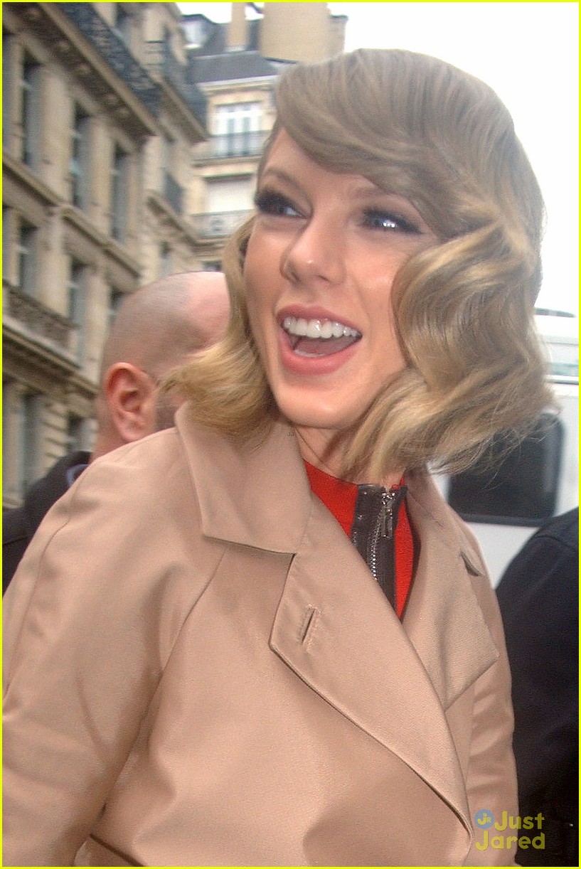 taylor swift watch fans shake it off at store 02