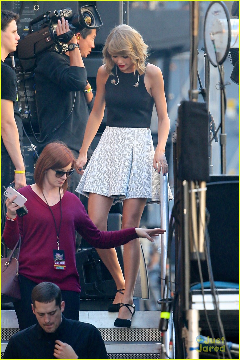 taylor swift gets ready to entertain us on jkl 11