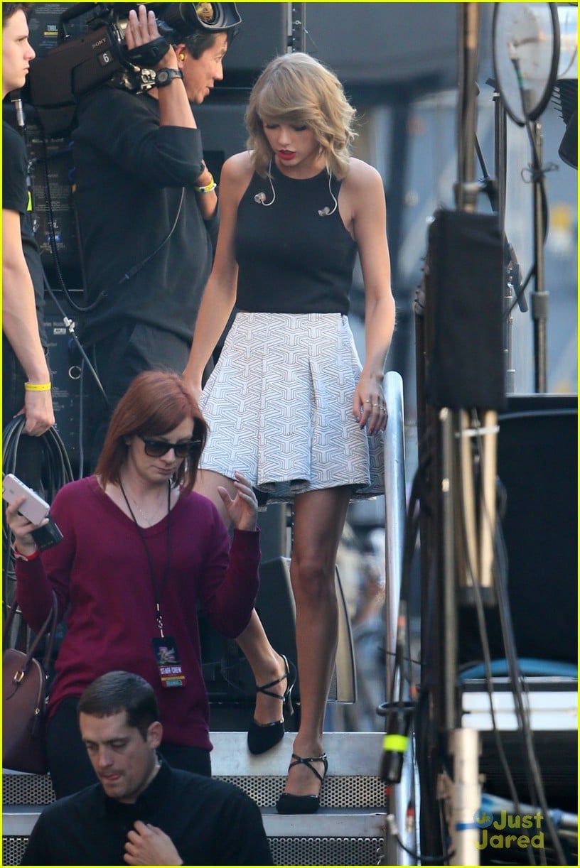 taylor swift gets ready to entertain us on jkl 12