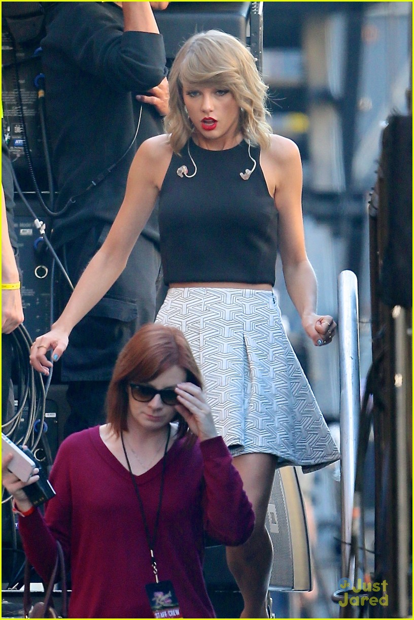 taylor swift gets ready to entertain us on jkl 14