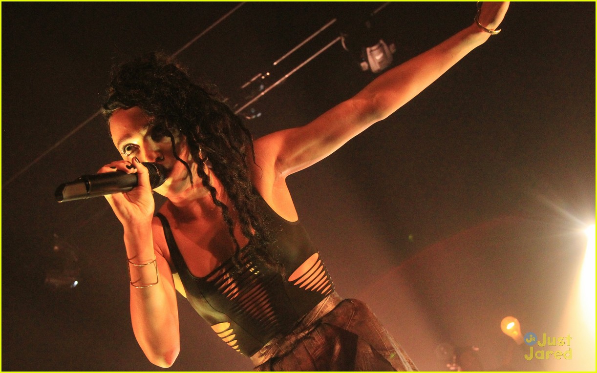 fka twigs toned arms on display at london concert 08