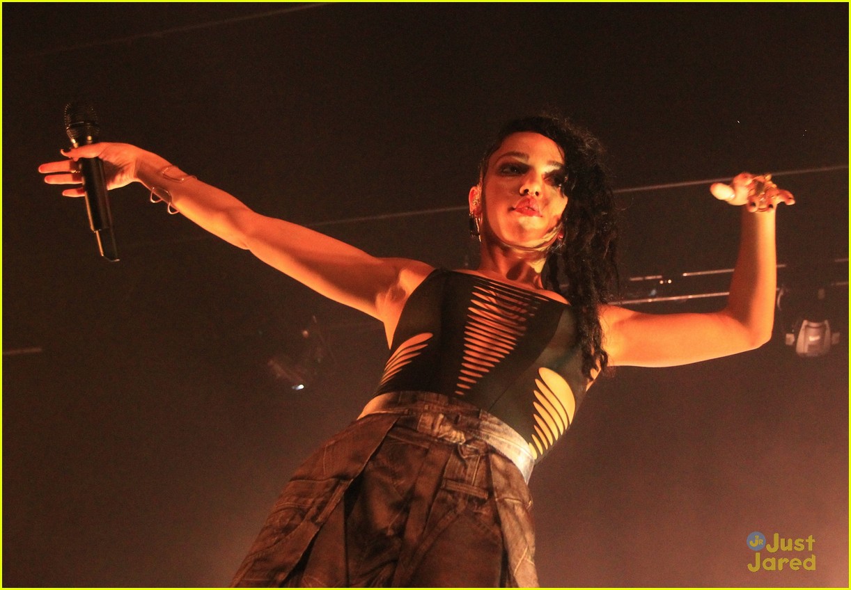 fka twigs toned arms on display at london concert 13
