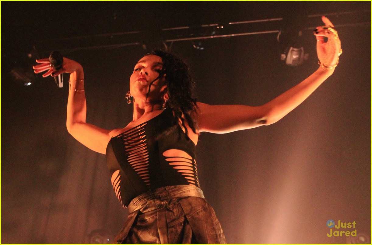 fka twigs toned arms on display at london concert 16
