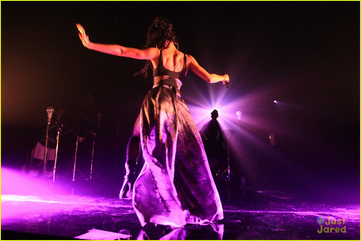 fka twigs toned arms on display at london concert 22