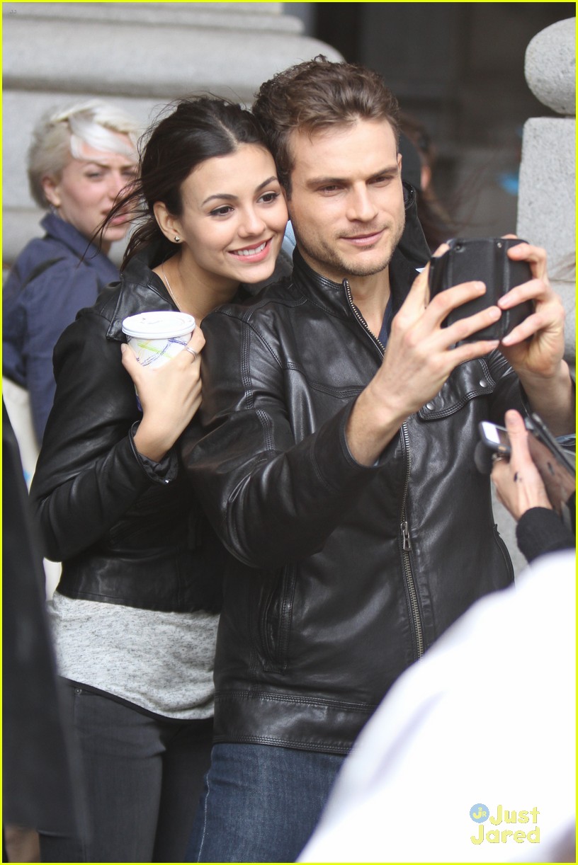 victoria justice selfies set eye candy nyc 02