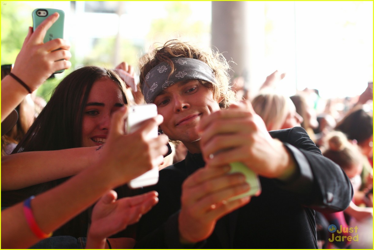 5 seconds of summer 2014 aria awards performance 08