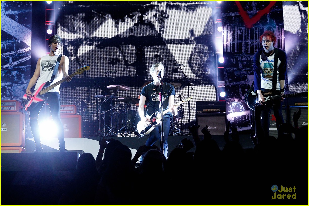 5 seconds of summer 2014 aria awards performance 10