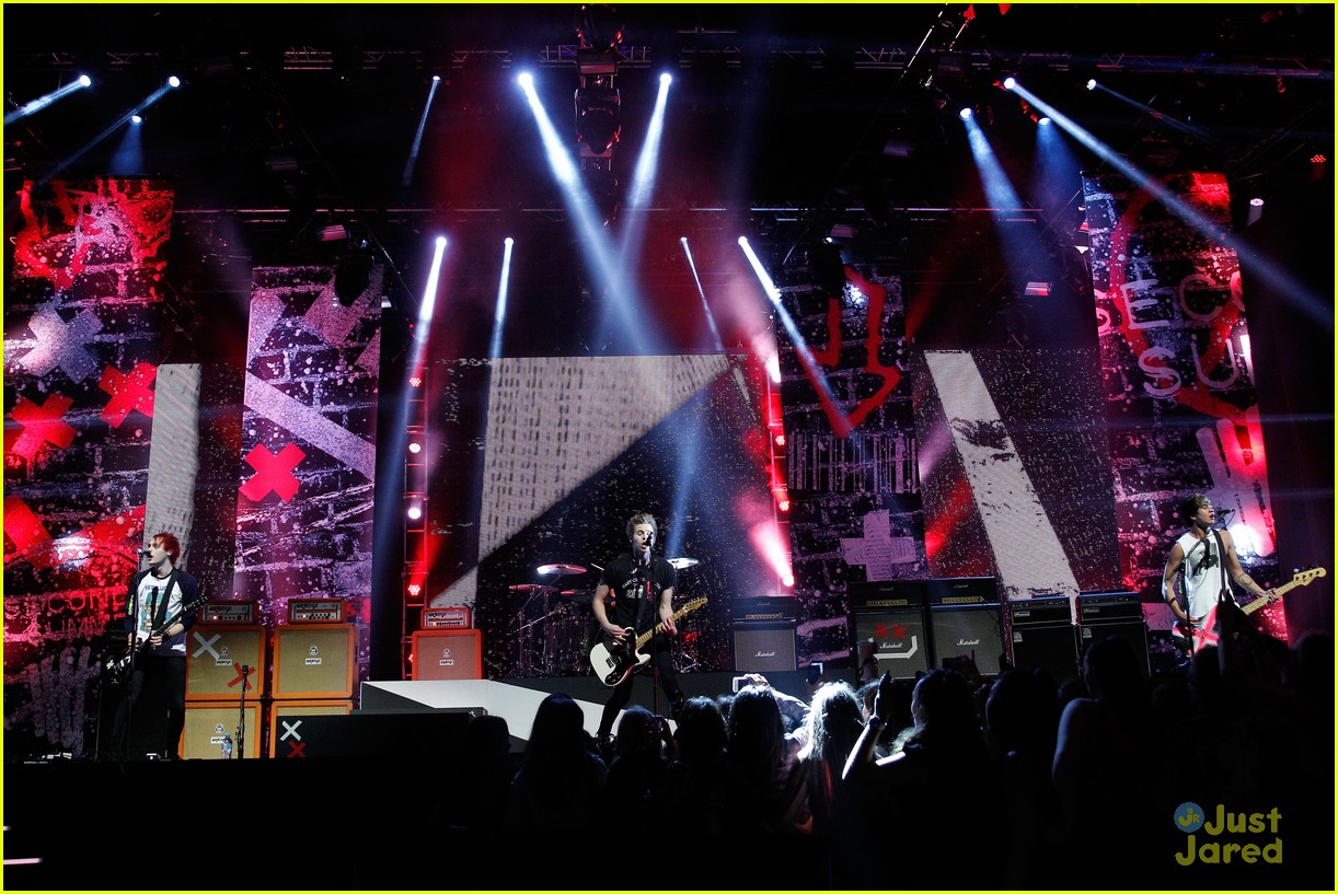 5 seconds of summer 2014 aria awards performance 11