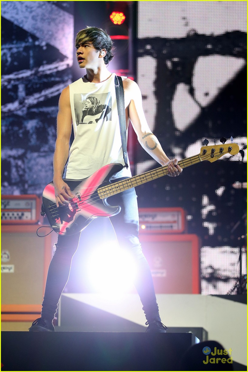 5 seconds of summer 2014 aria awards performance 12