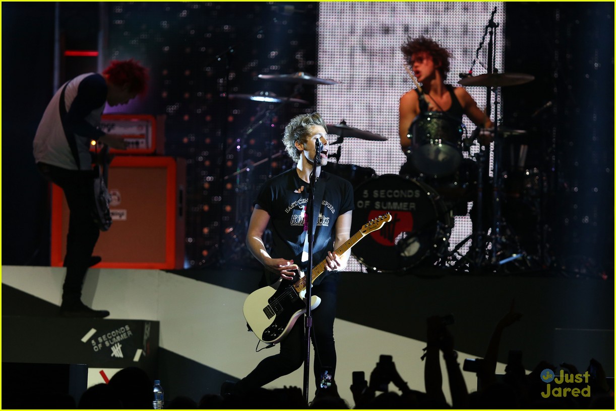 5 seconds of summer 2014 aria awards performance 15