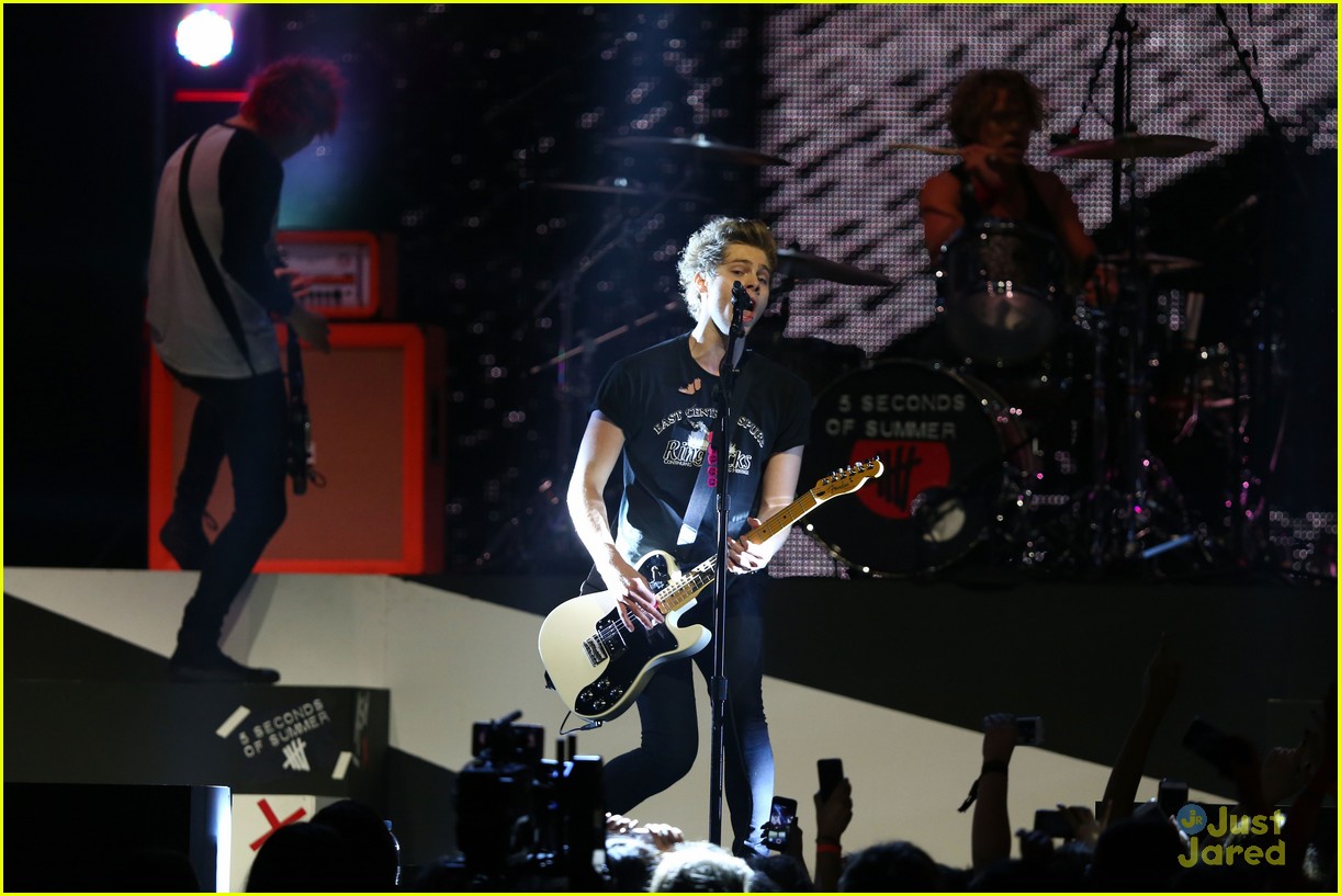 5 seconds of summer 2014 aria awards performance 16