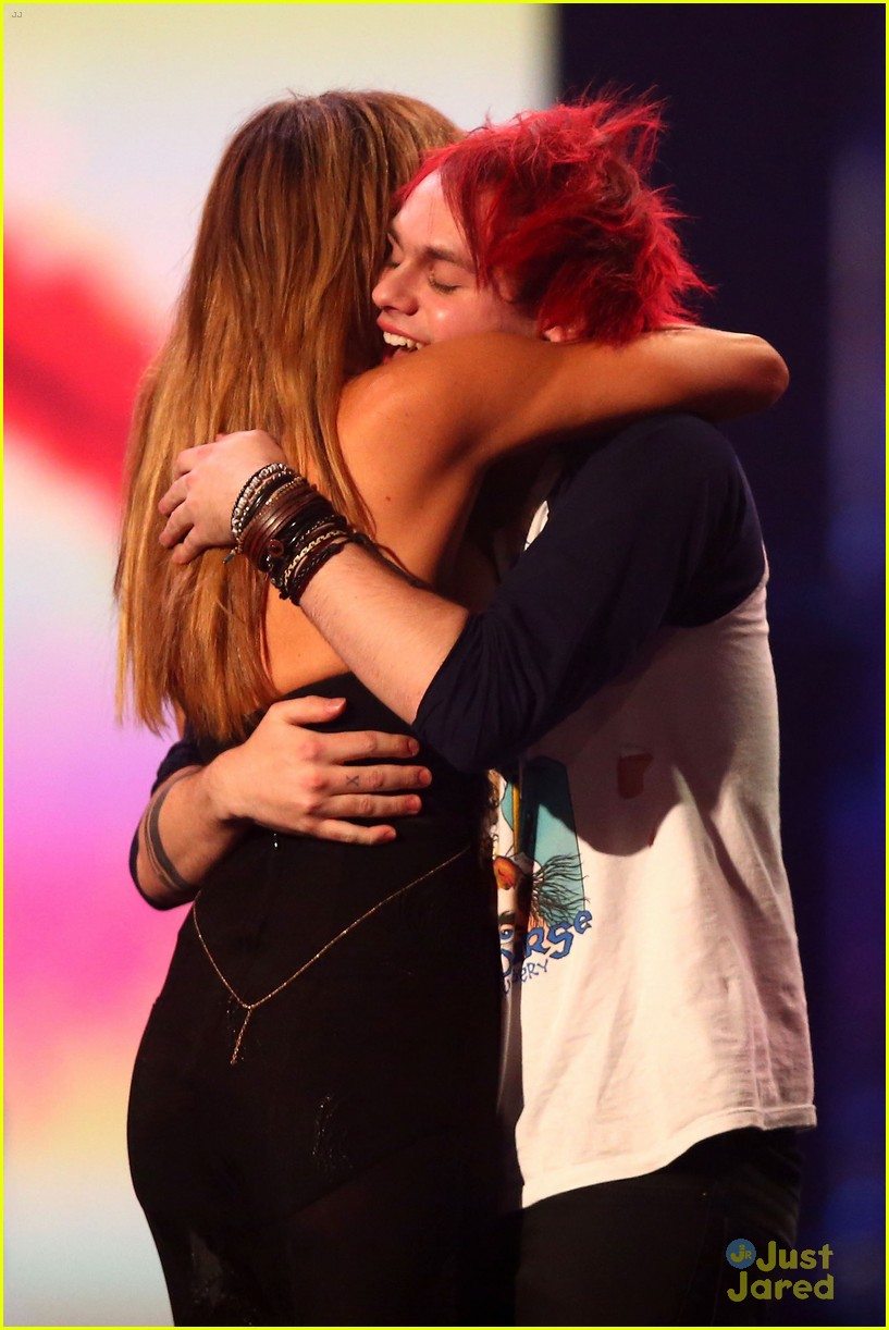 5 seconds of summer 2014 aria awards performance 18