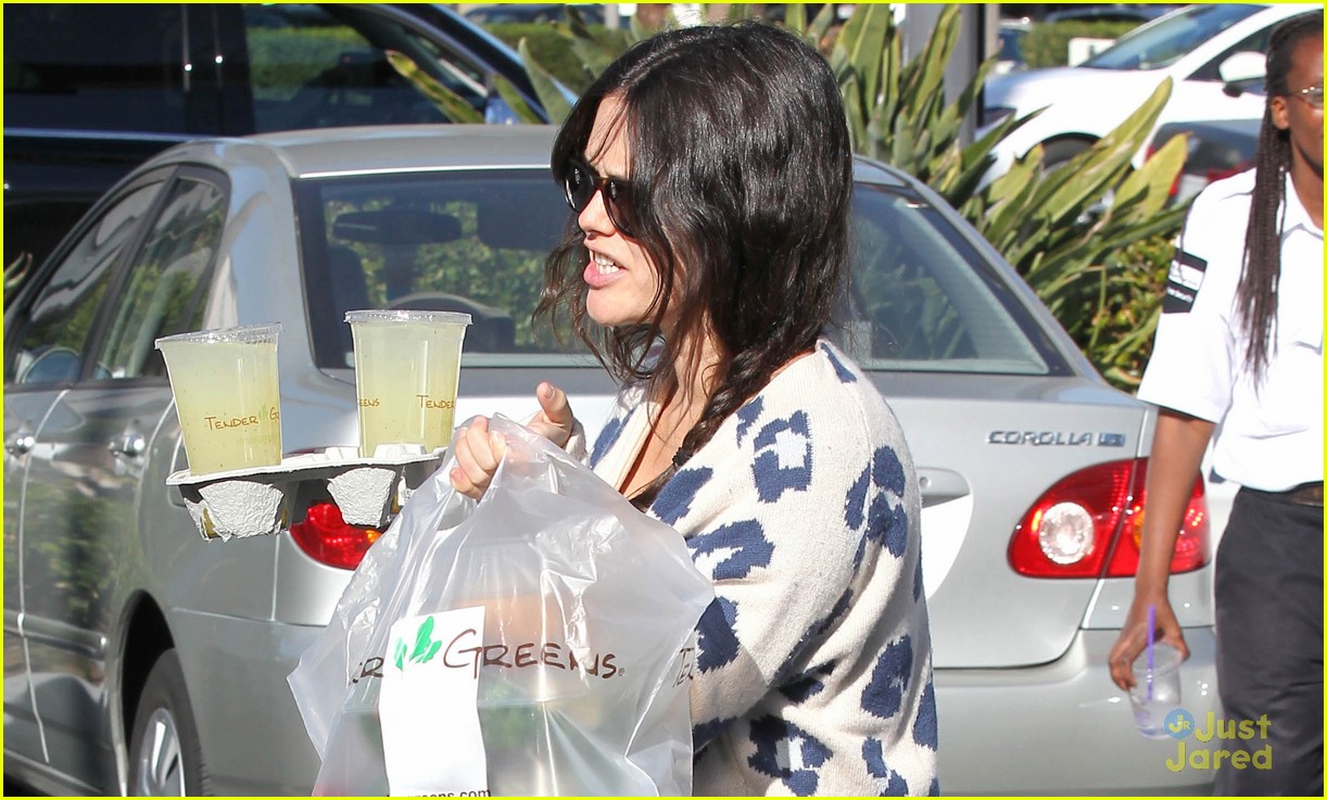 rachel bilson steps out for first time since giving birth 01