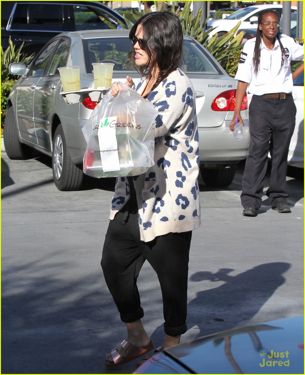 rachel bilson steps out for first time since giving birth 03