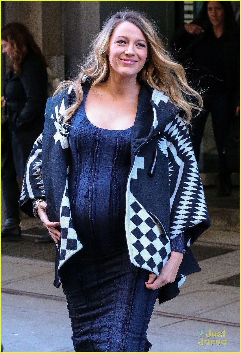 blake lively baby bump out about 01