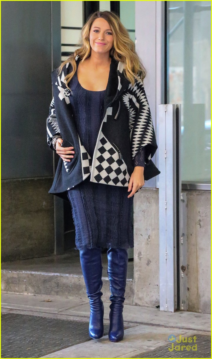 blake lively baby bump out about 04