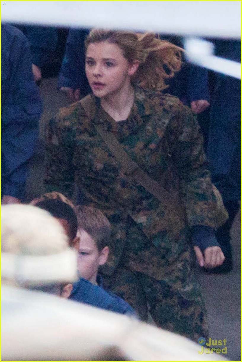 chloe moretz is surrounded by blue on fifth wave set 01