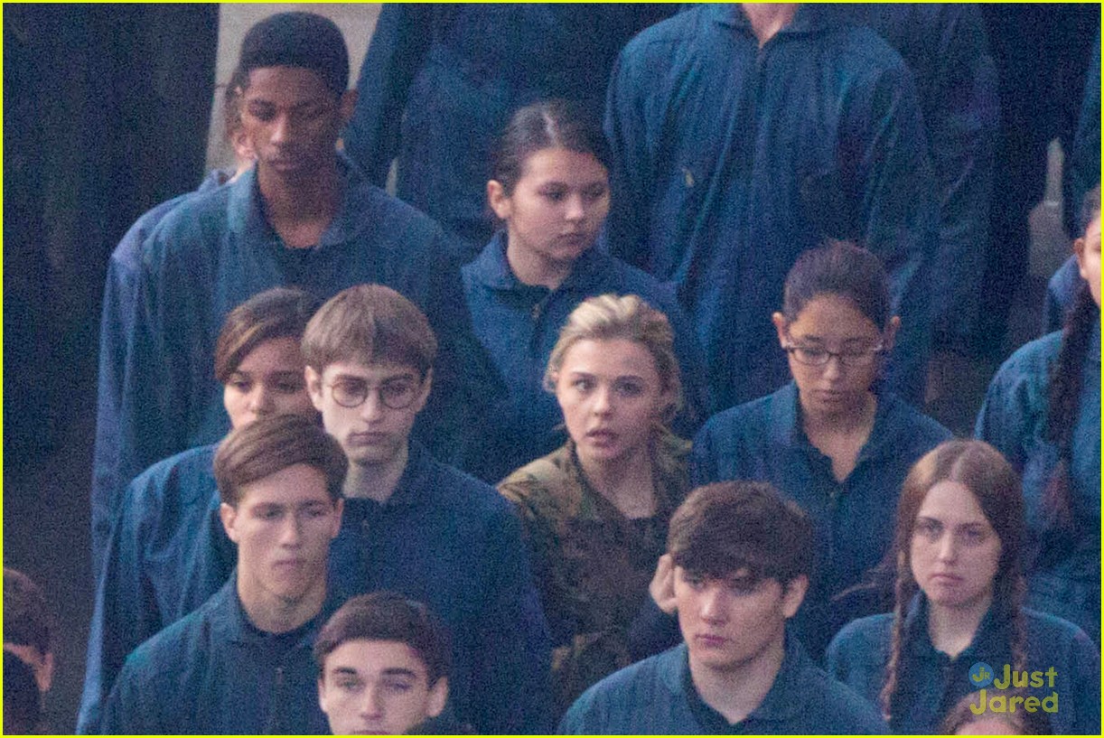 chloe moretz is surrounded by blue on fifth wave set 02