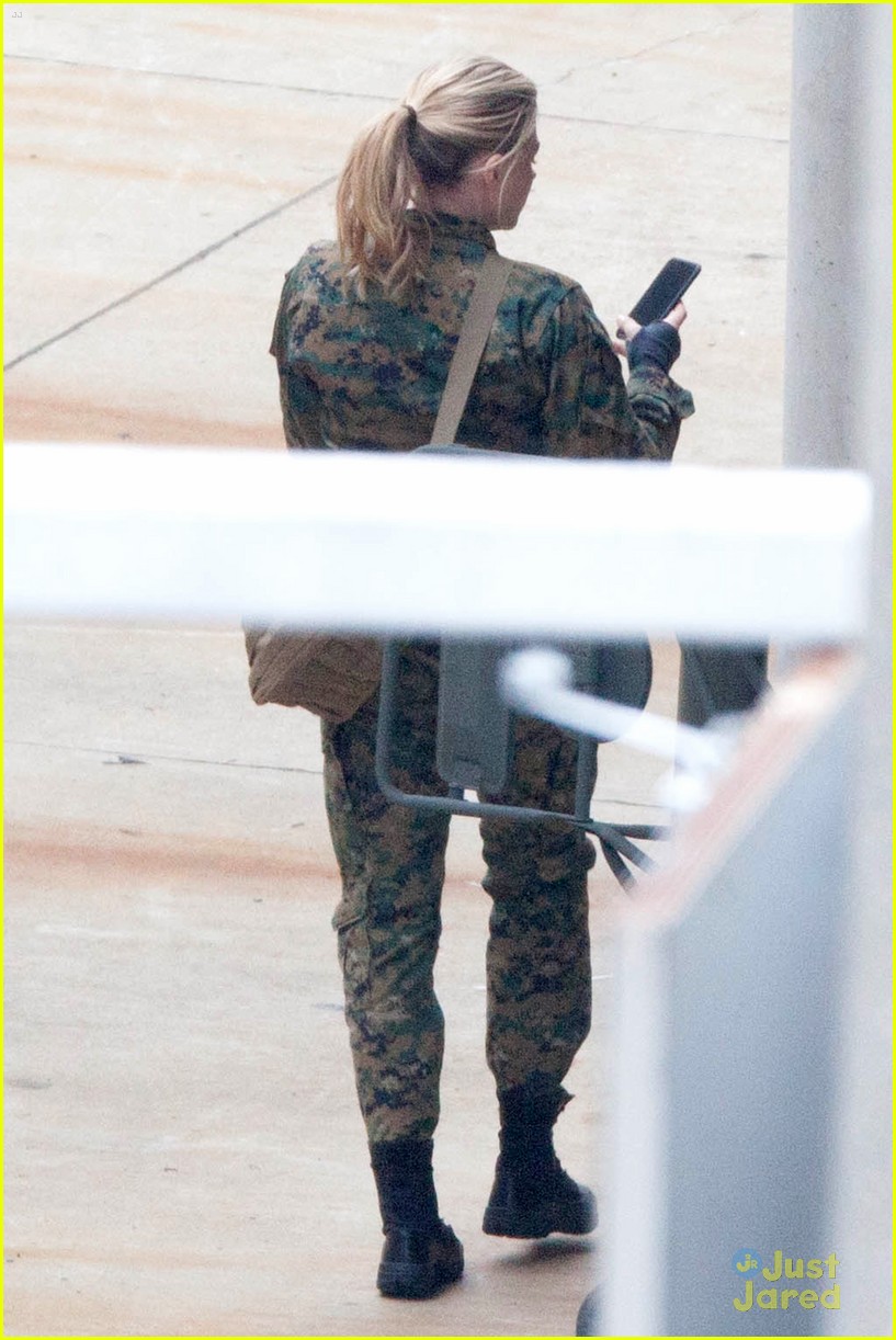 chloe moretz is surrounded by blue on fifth wave set 03