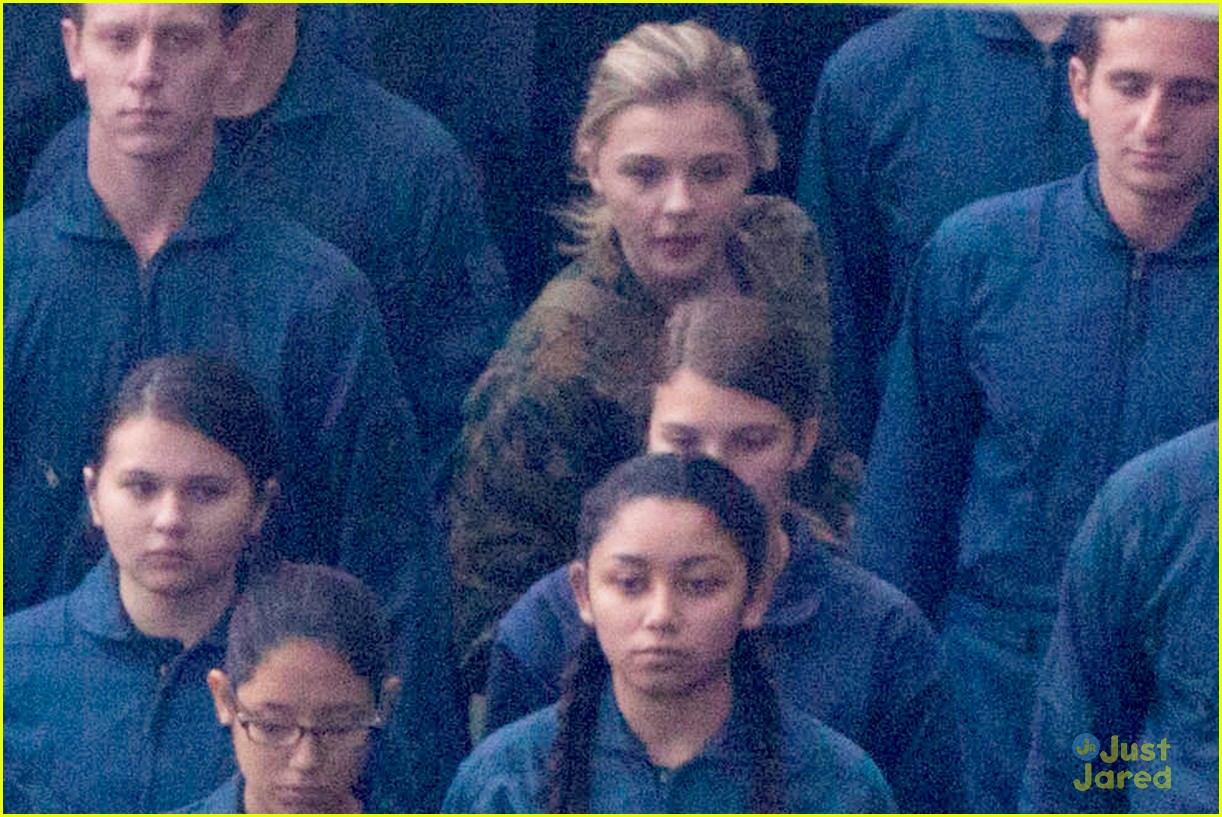 chloe moretz is surrounded by blue on fifth wave set 04