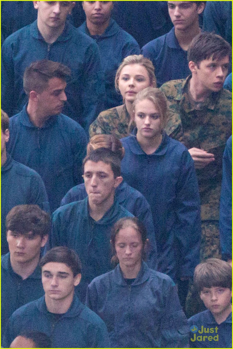 chloe moretz is surrounded by blue on fifth wave set 06