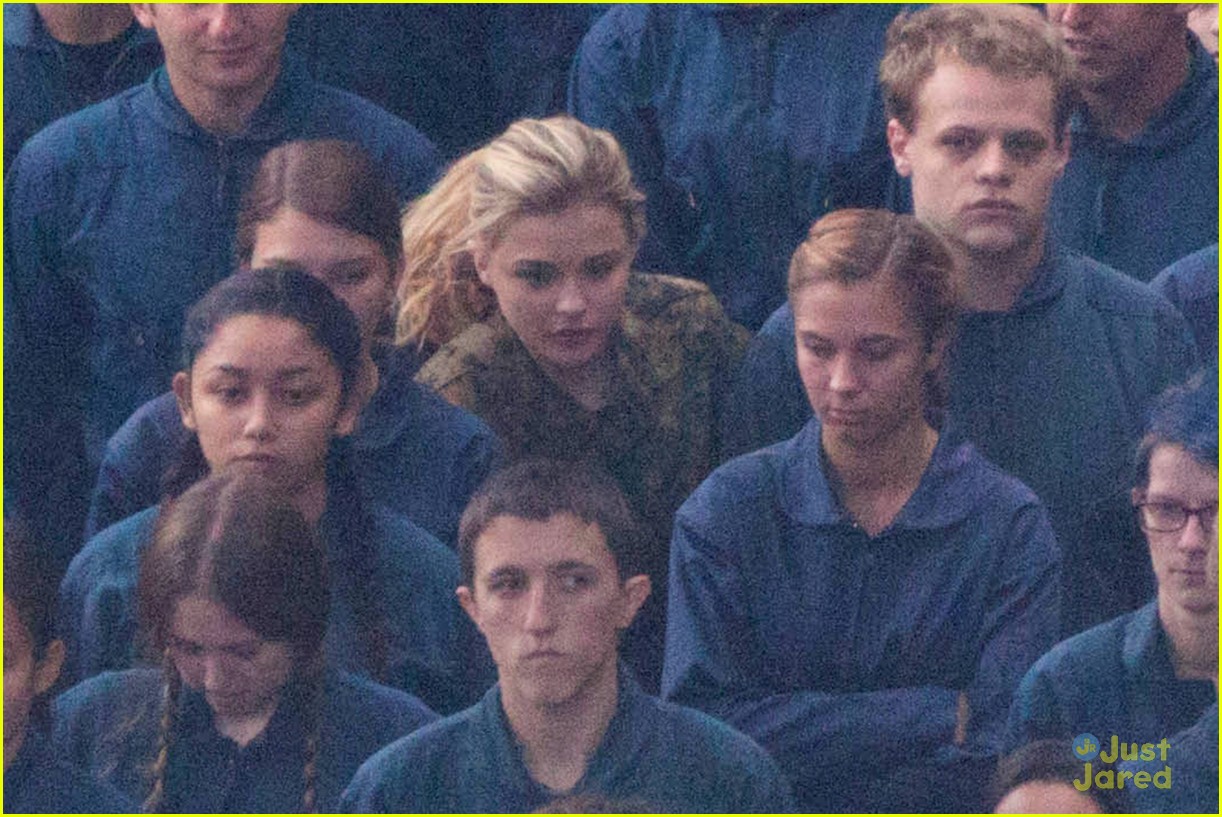 chloe moretz is surrounded by blue on fifth wave set 07
