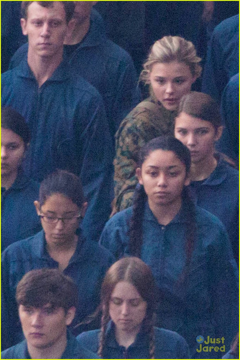 chloe moretz is surrounded by blue on fifth wave set 09