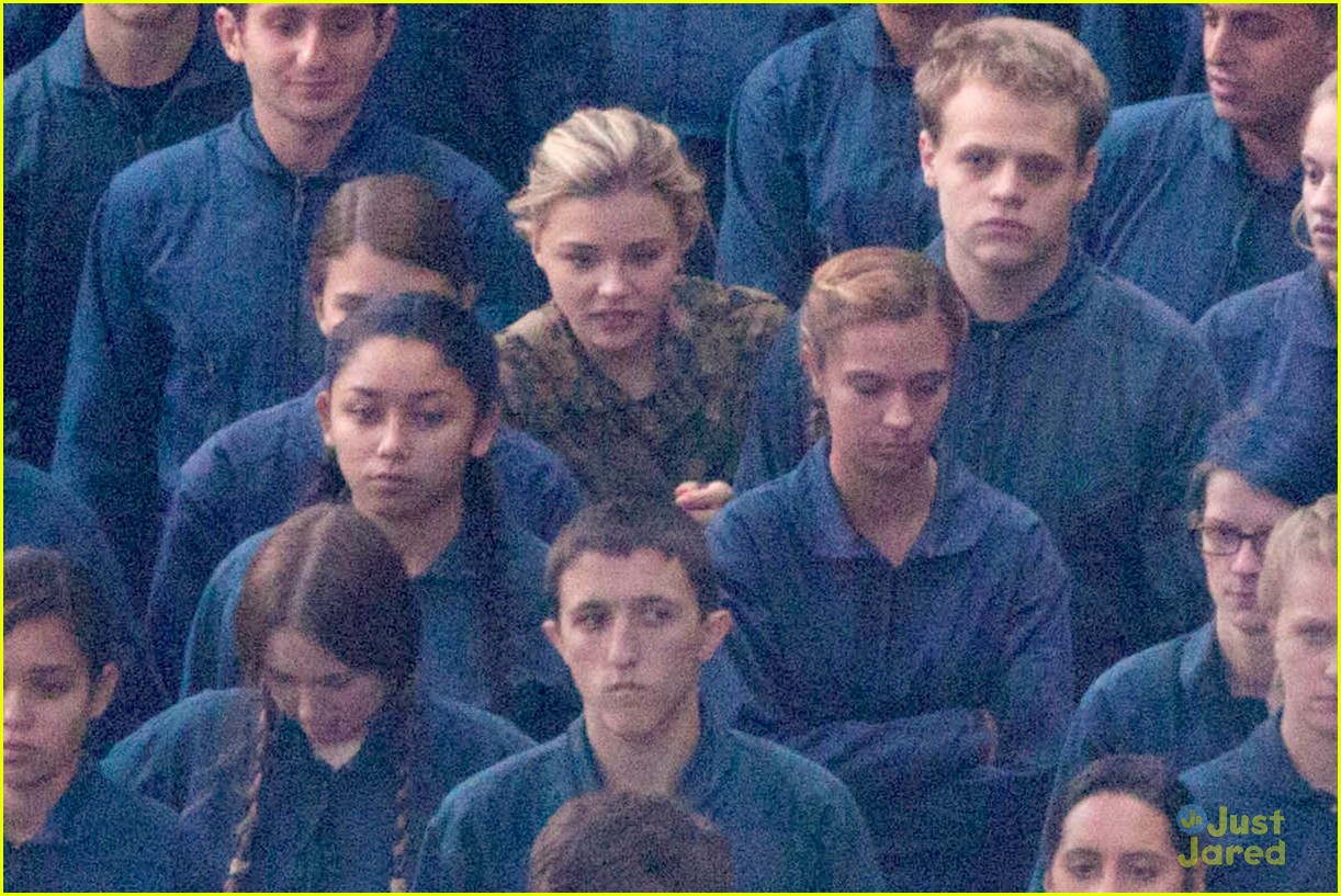 chloe moretz is surrounded by blue on fifth wave set 11