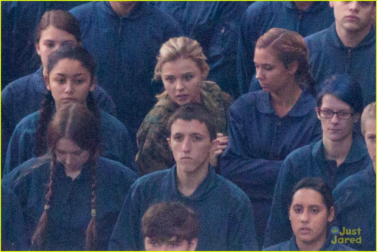 chloe moretz is surrounded by blue on fifth wave set 14