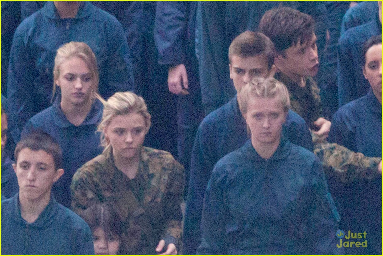 chloe moretz is surrounded by blue on fifth wave set 15
