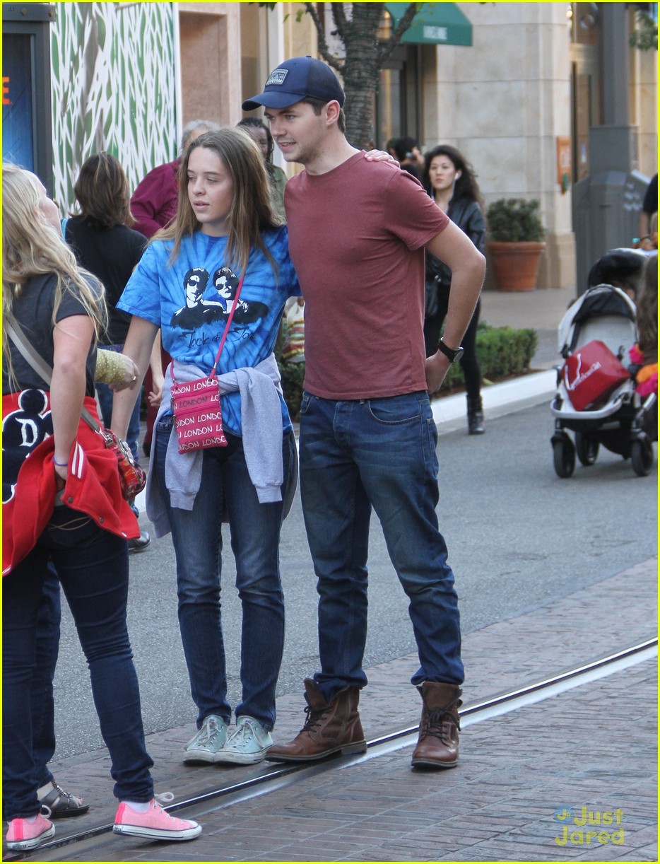 damian mcginty glee fans the grove 01