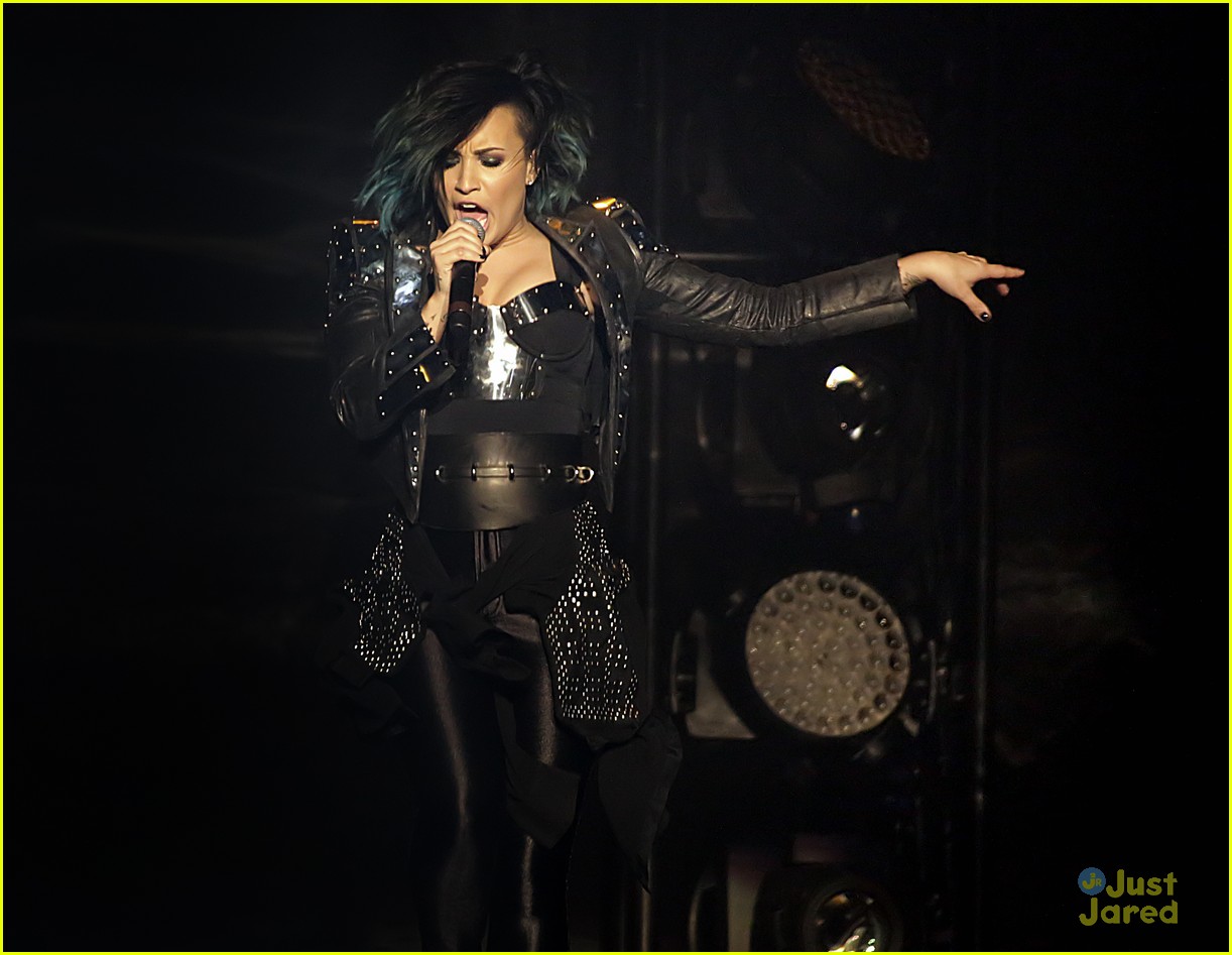 demi lovato manchester concert workout on stage 05