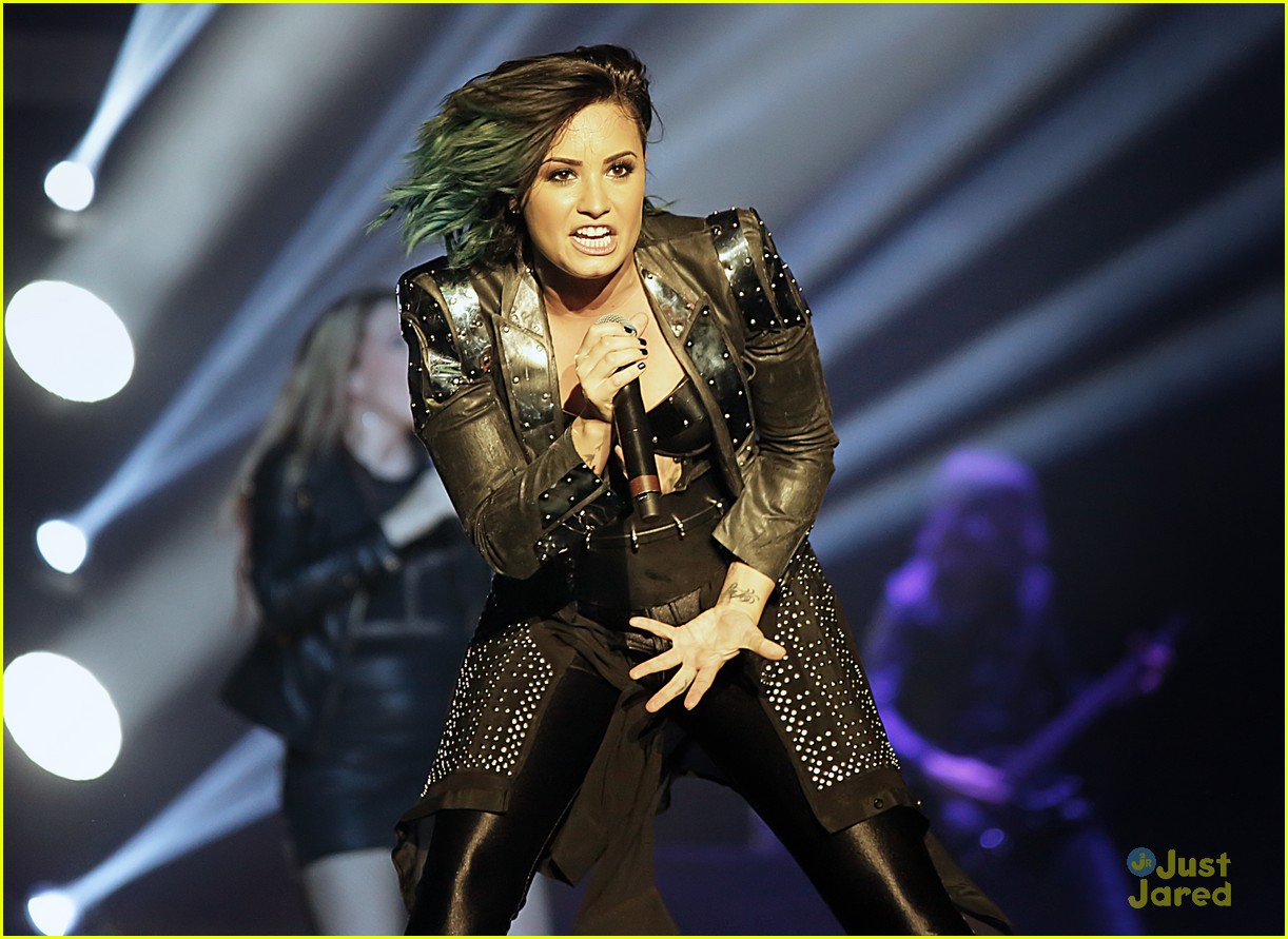 demi lovato manchester concert workout on stage 06