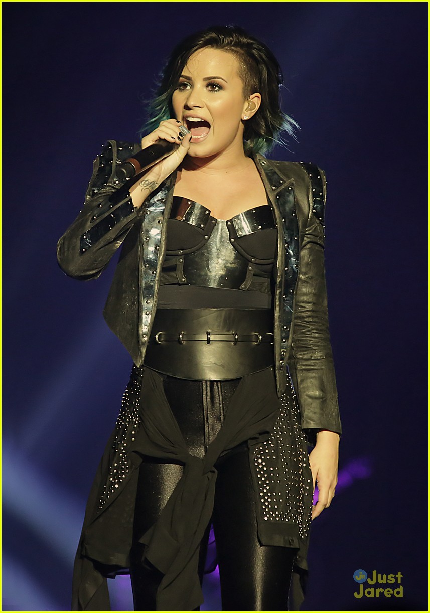 demi lovato manchester concert workout on stage 07