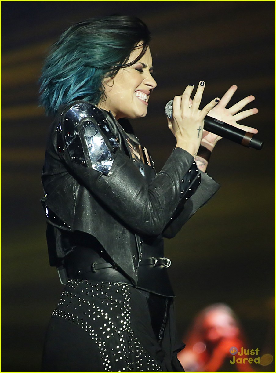 demi lovato manchester concert workout on stage 11