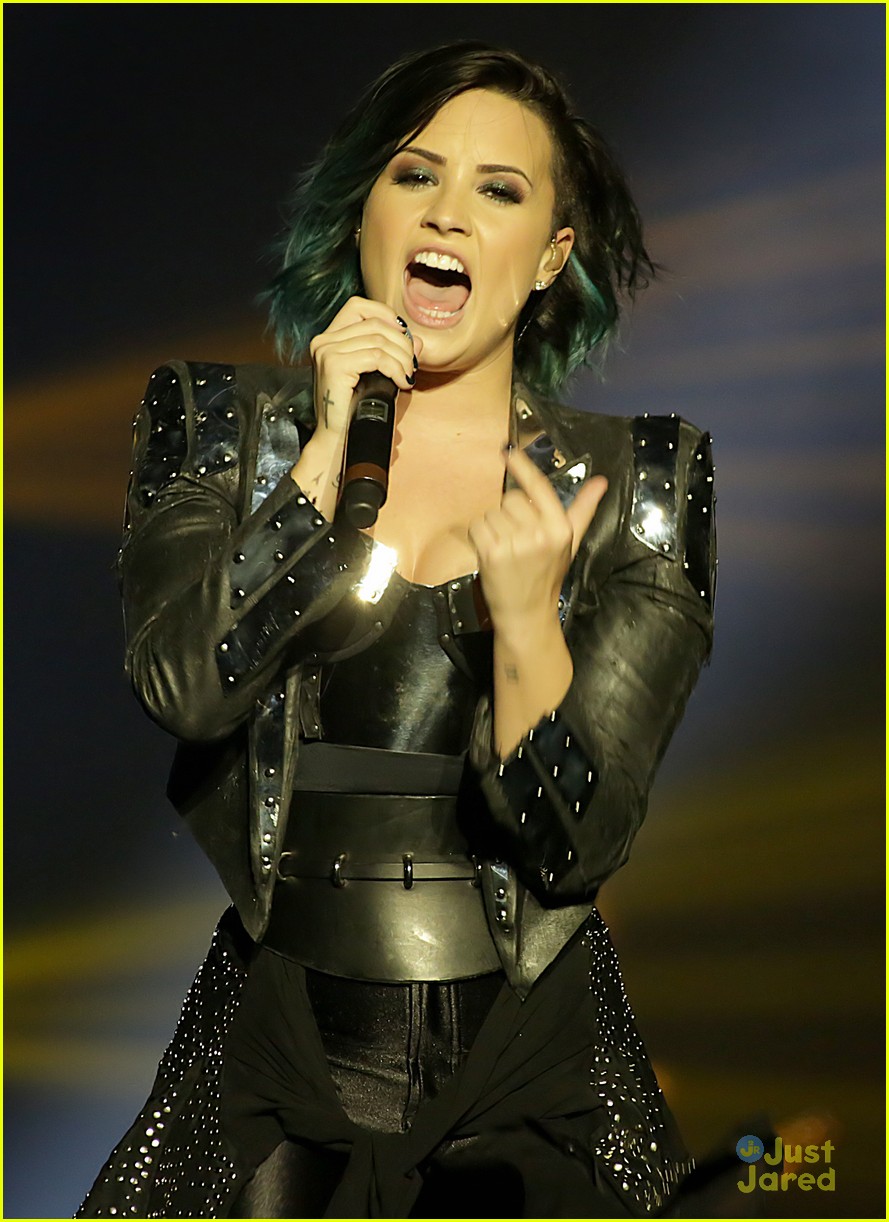 demi lovato manchester concert workout on stage 12