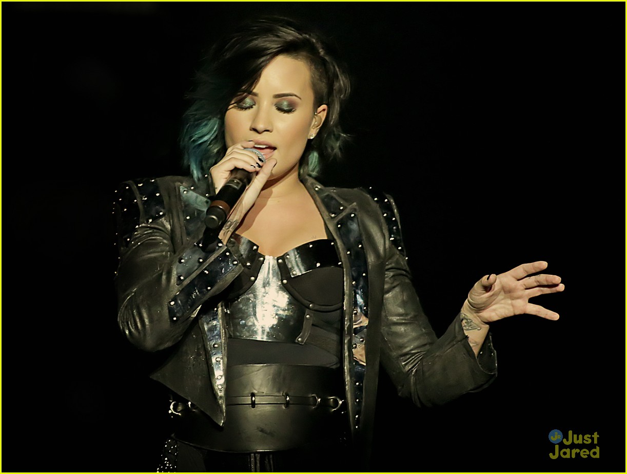demi lovato manchester concert workout on stage 13