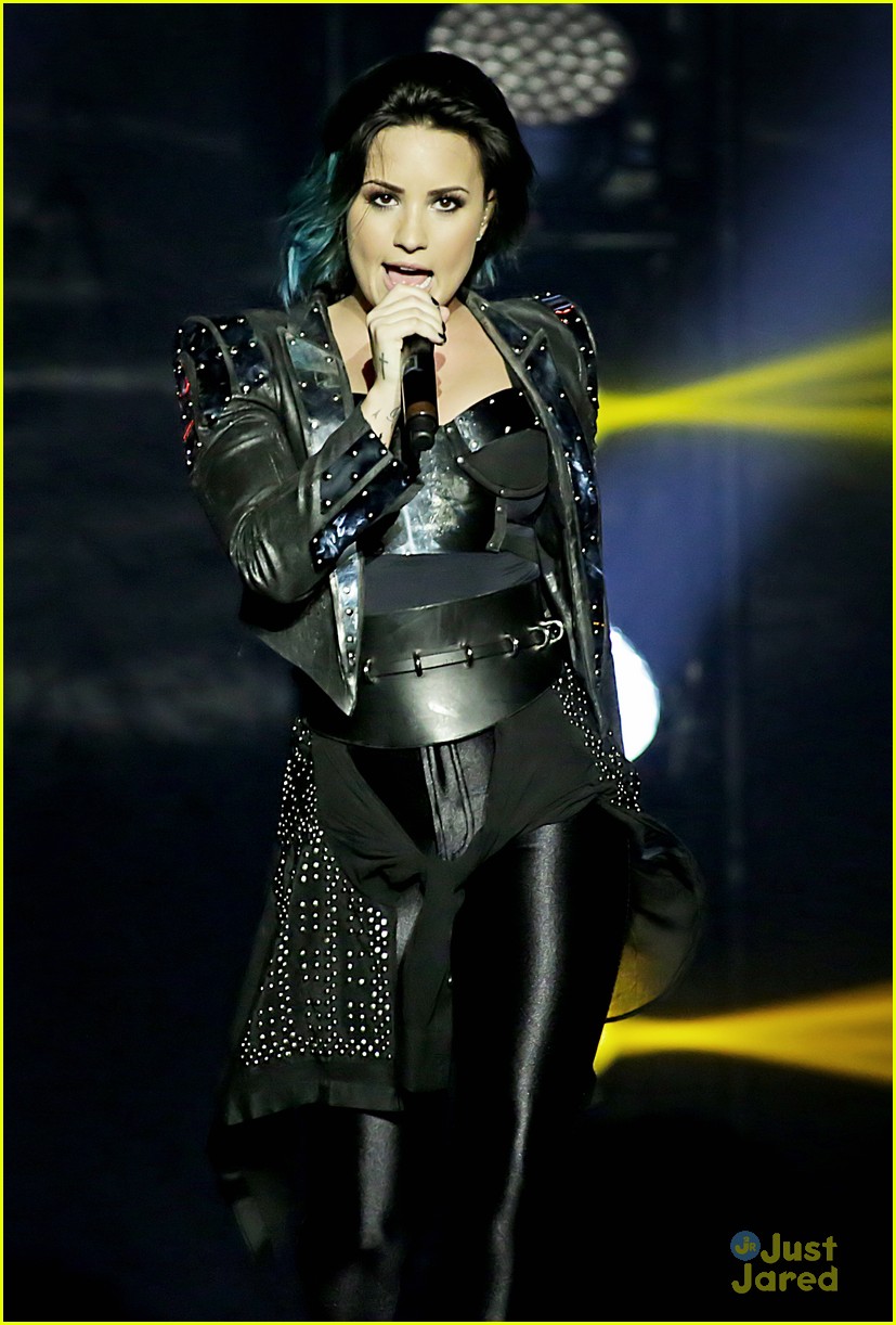 demi lovato manchester concert workout on stage 19
