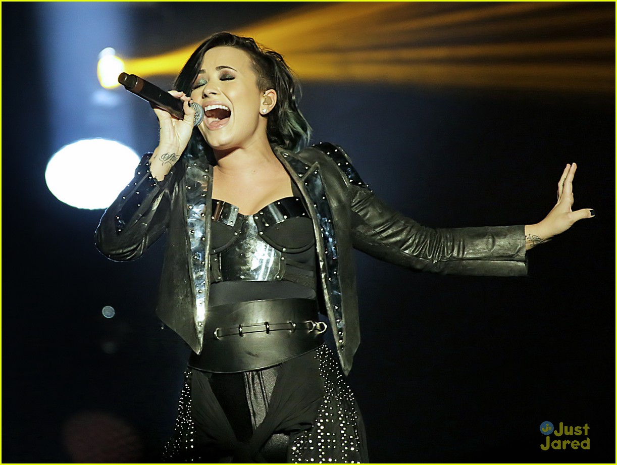 demi lovato manchester concert workout on stage 20