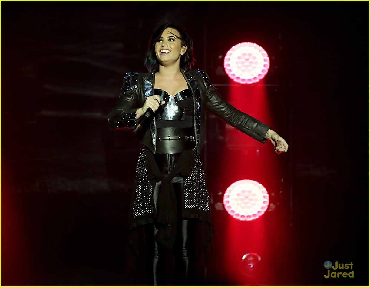 demi lovato manchester concert workout on stage 21