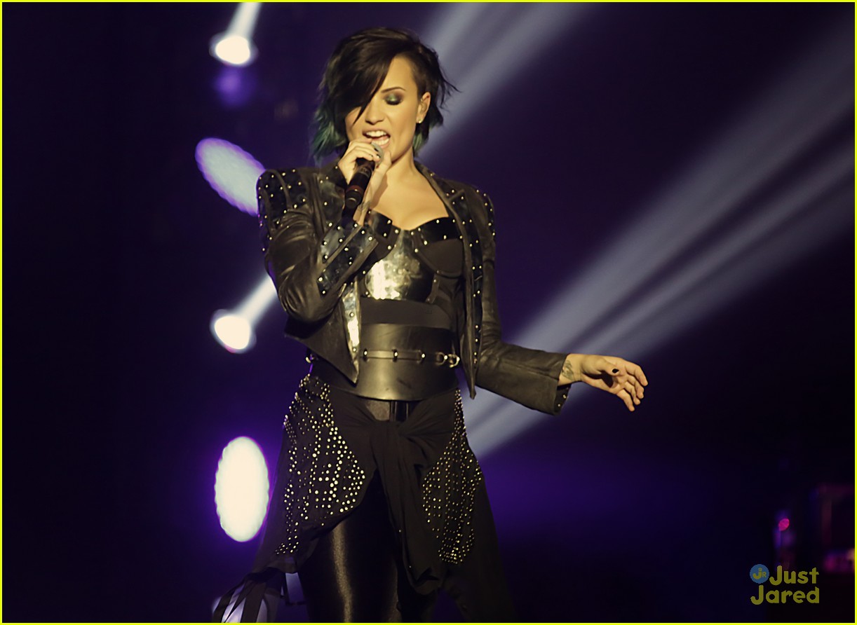 demi lovato manchester concert workout on stage 24