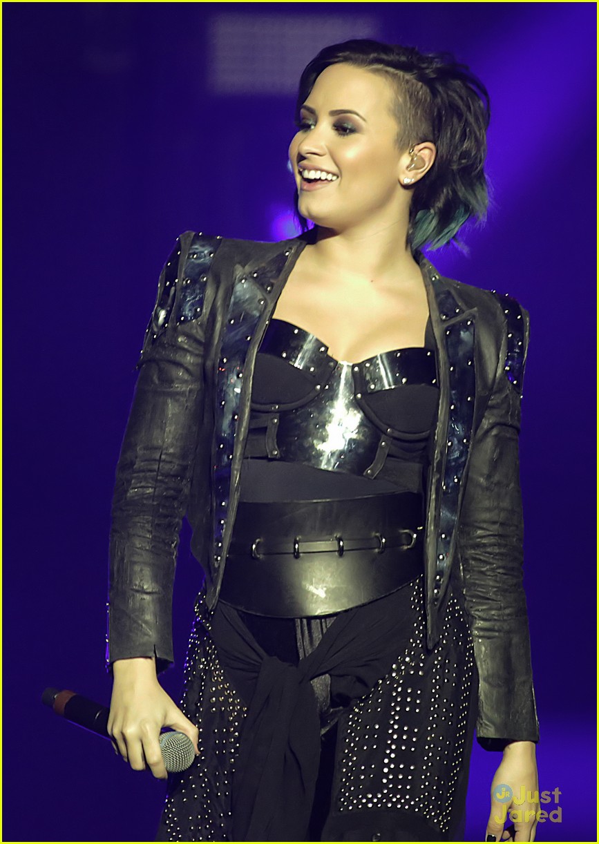 demi lovato manchester concert workout on stage 25