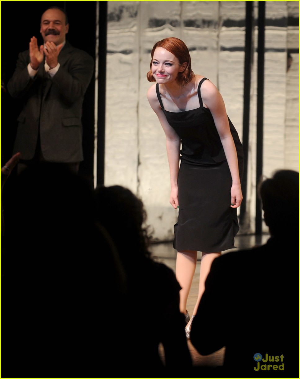 emma stone takes her opening night bow in cabaret 02